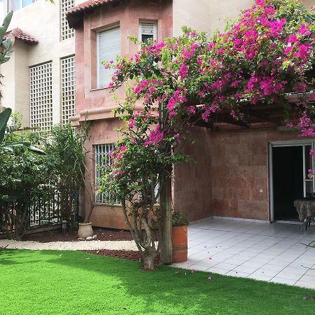 Pool & Garden Aparthotel Rehovot Bagian luar foto