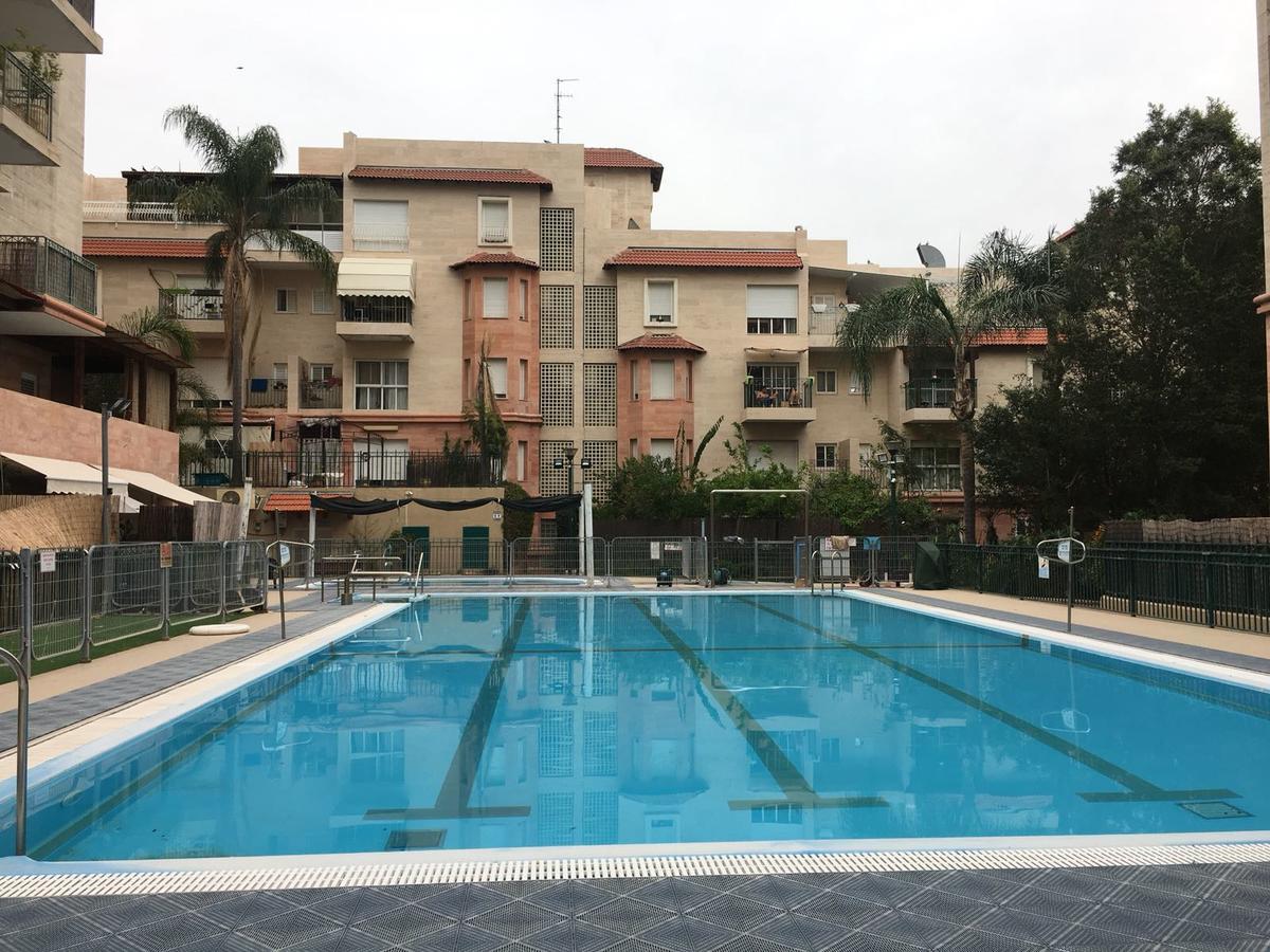 Pool & Garden Aparthotel Rehovot Bagian luar foto